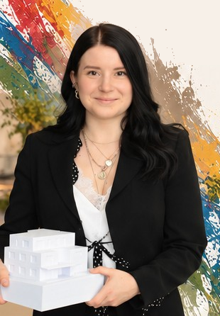 Jasmin Funhoff mit einem weißen Architekturmodell in den Händen